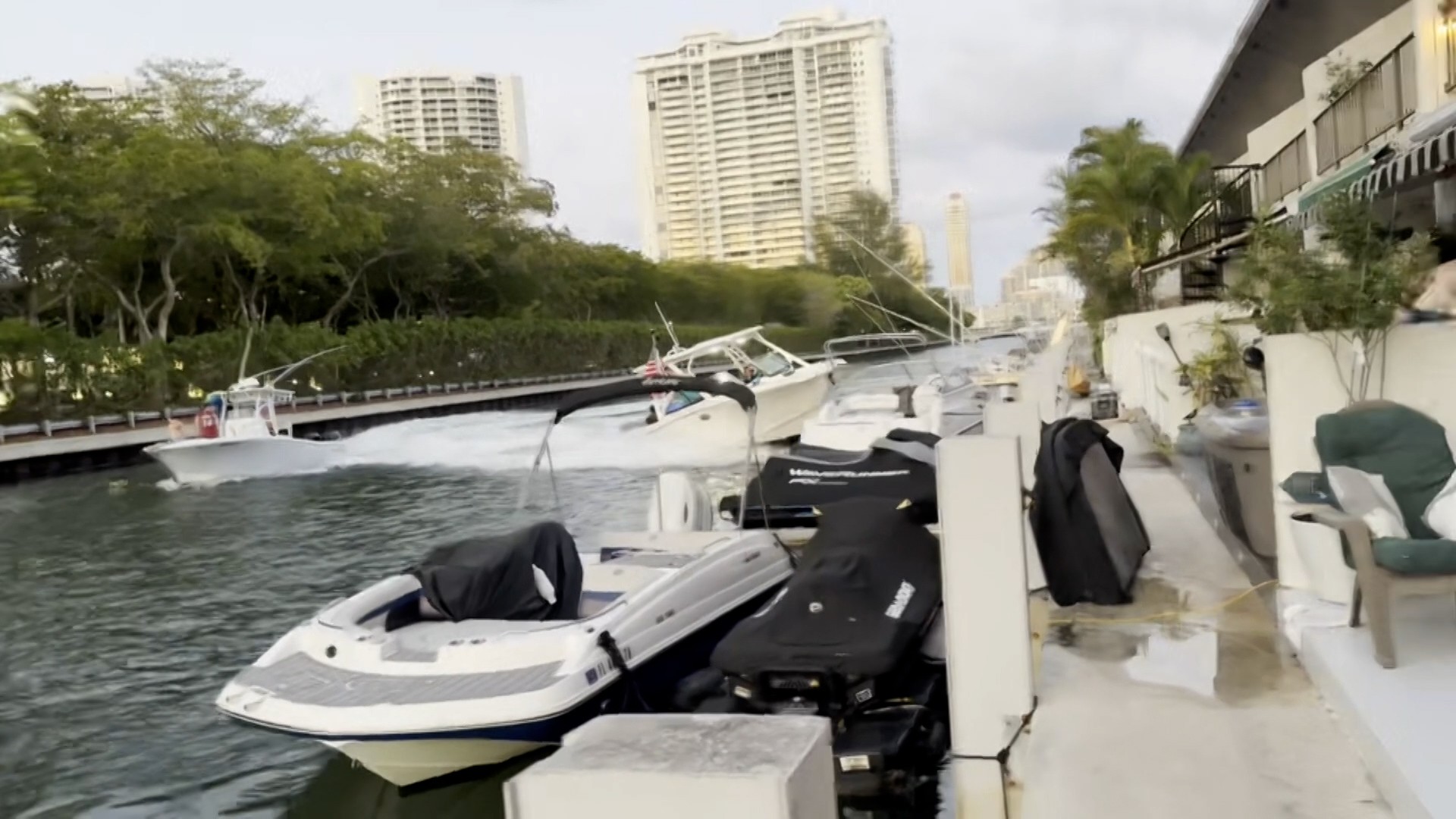 VÍDEO: lancha perde o controle ao desviar de outro barco, bate e capota em Miami