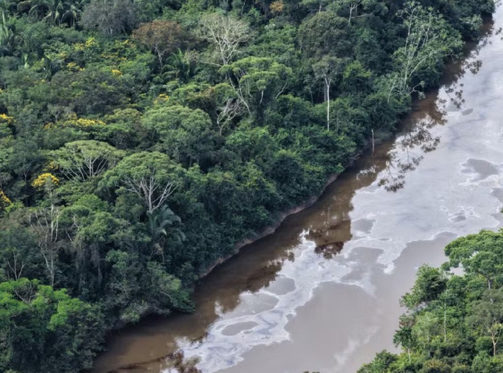Vazamento de &oacute;leo atingiu rios da regi&atilde;o &mdash; Foto: Divulga&ccedil;&atilde;o/Secretaria Municipal de Meio Ambiente de Rur&oacute;polis