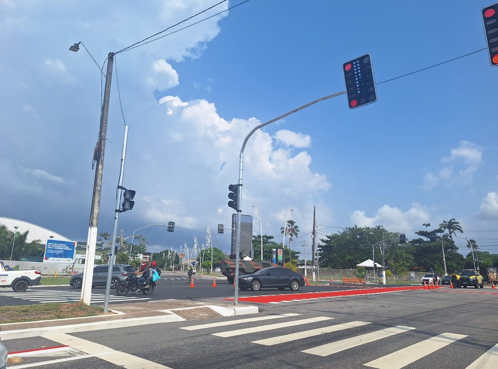 Tanques de guerra estão auxiliando no bloqueio de ruas em Belém — Foto: Valéria Martins/g1