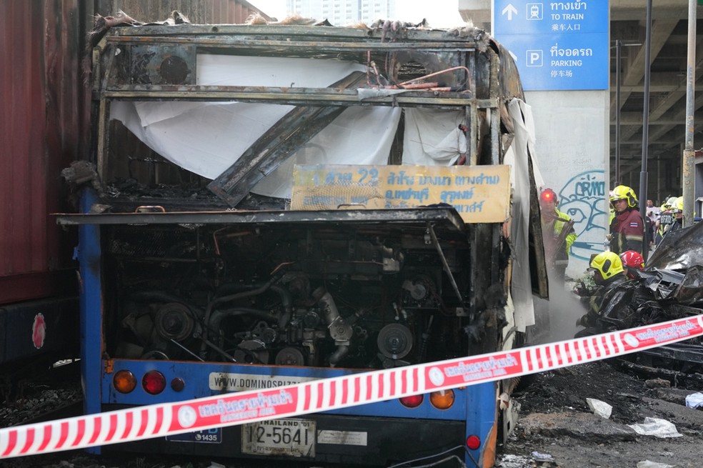 &Ocirc;nibus fica destru&iacute;do ap&oacute;s acidente com trem e explos&atilde;o em Bangkok, capital da Tail&acirc;ndia, no dia 16 de maio de 2026 &mdash; Foto: Sakchai Lalit/AP