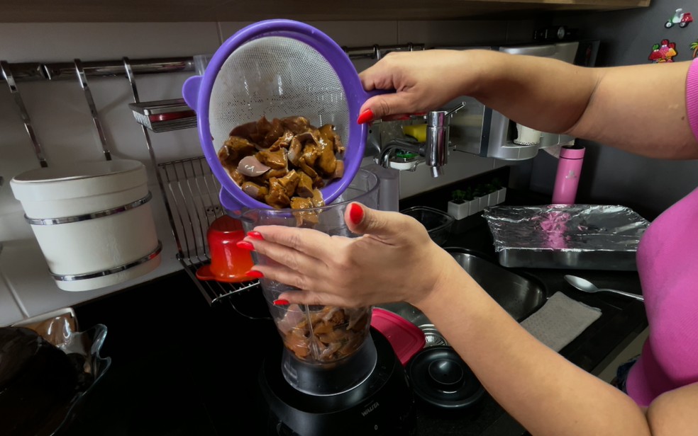 Influenciadora de Ribeirão Preto ensina receita de bolo de chocolate com fígado — Foto: Murilo Corazza