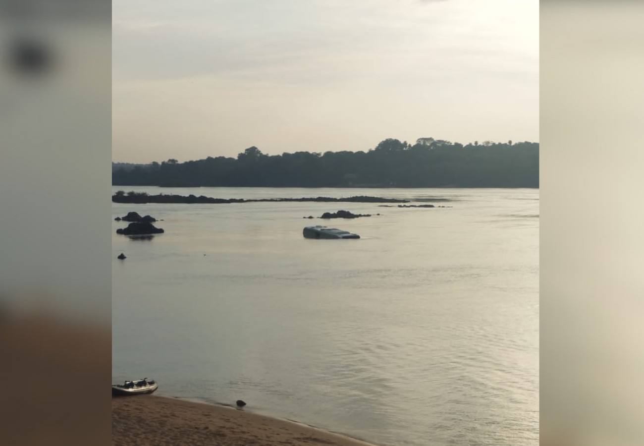 Ônibus de turismo cai no rio Tocantins ao entrar em balsa e motorista fica preso dentro do veículo