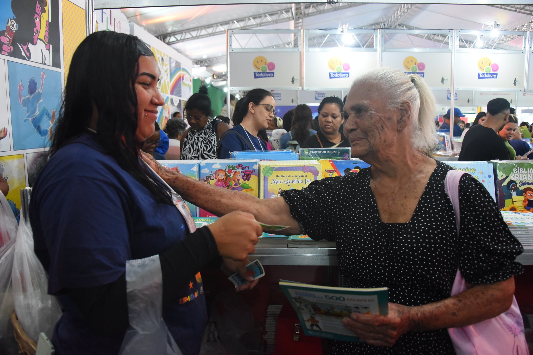 Aos 90 anos, moradora de Maricá se encanta com o universo dos livros em feira literária após ser alfabetizada