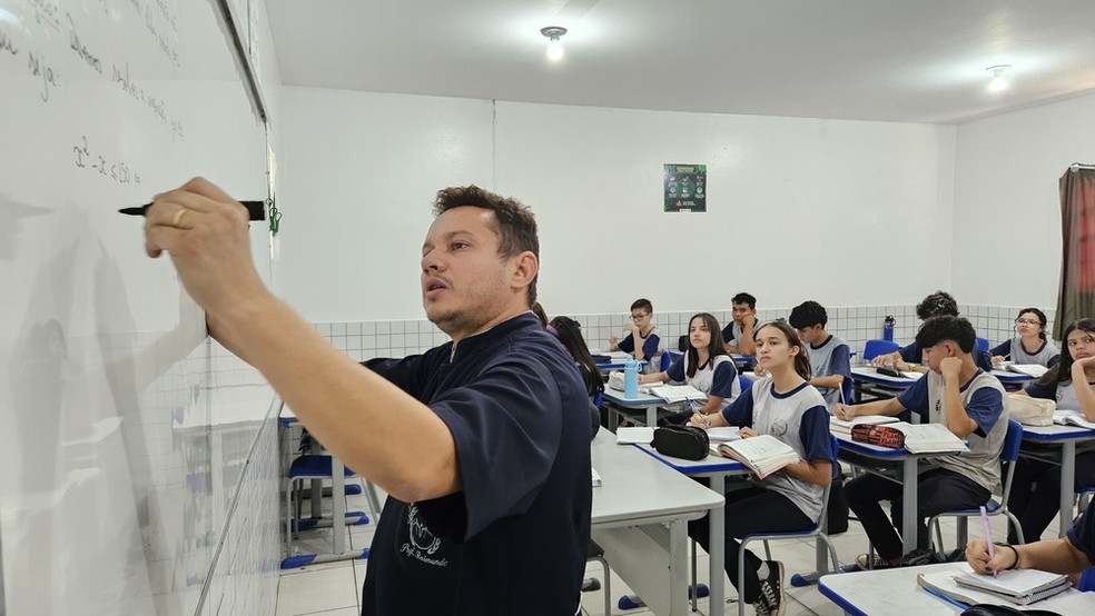 Aula de matemática do professor Raimundo Alves no CETI Augustinho Brandão — Foto: Seduc