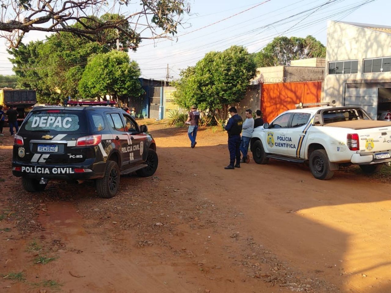 Homem é assassinado a facadas e encontrado embaixo de árvore em Campo Grande