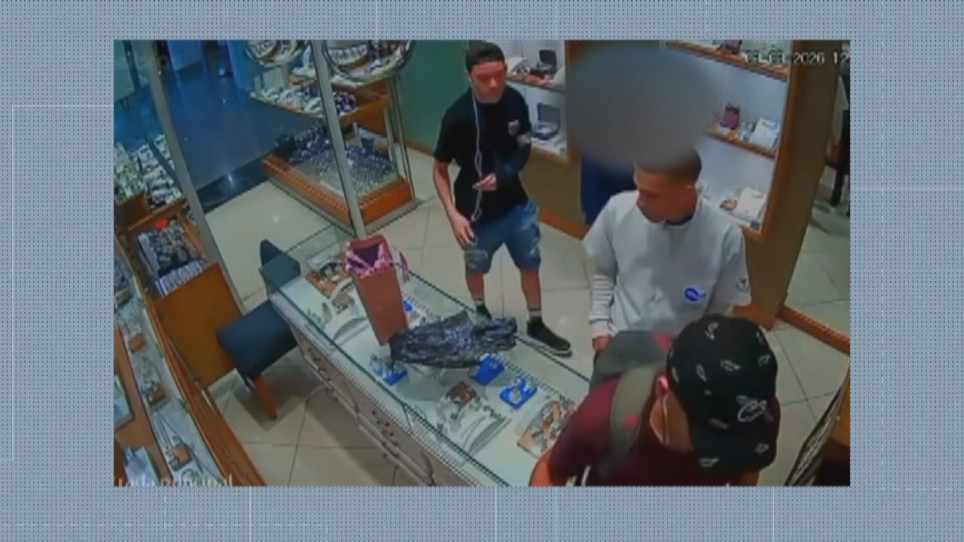 Câmeras de segurança mostram assalto a joalheria no Top Shopping; criminosos fizeram seguranças e funcionários reféns