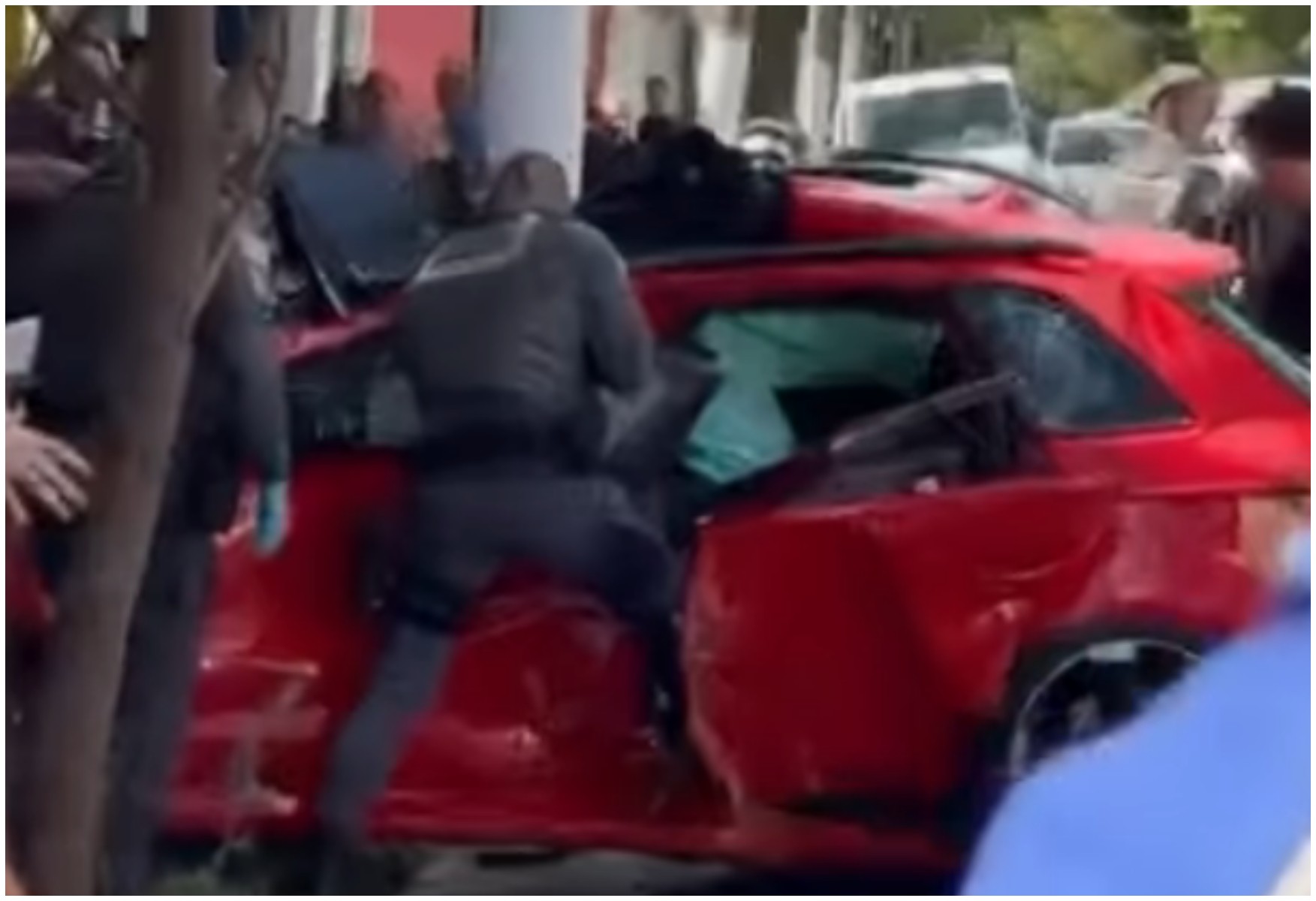Adolescente de 16 anos capota Audi na Zona Sul de SP e fica preso às ferragens