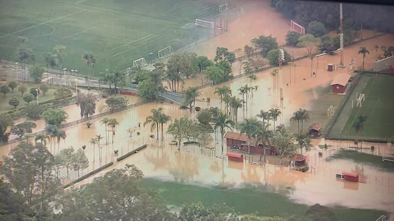 Centro de treinamento da base do São Paulo fica alagado após fortes chuvas em Cotia, na Grande SP