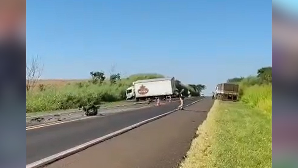 Carro foi atingido de frente por caminh&atilde;o que realizava ultrapassagem, no km 81,6 da rodovia SP-463, em Santo Antonio do Aracangu&aacute; (SP), nesta sexta (24) &mdash; Foto: Pol&iacute;cia Rodovi&aacute;ria/Divulga&ccedil;&atilde;o