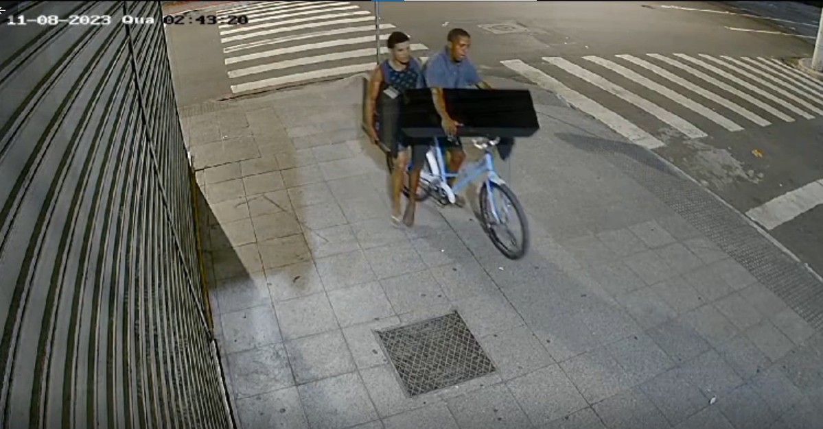Distribuidora de bebidas é arrombada e dupla foge levando TVs em bicicleta furtada no ES