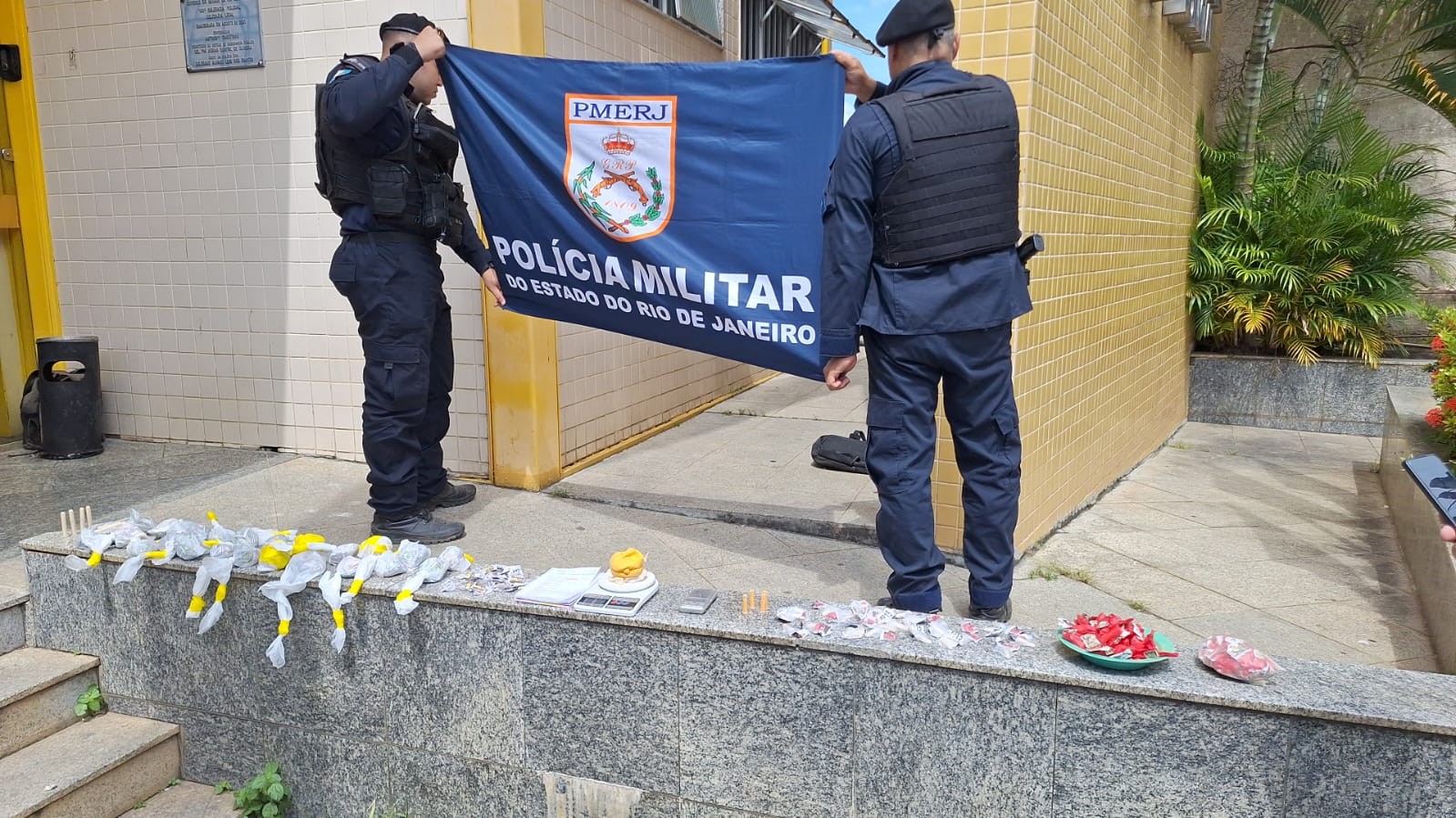 Jovem é presa por envolvimento com o tráfico de drogas em Levy Gasparian