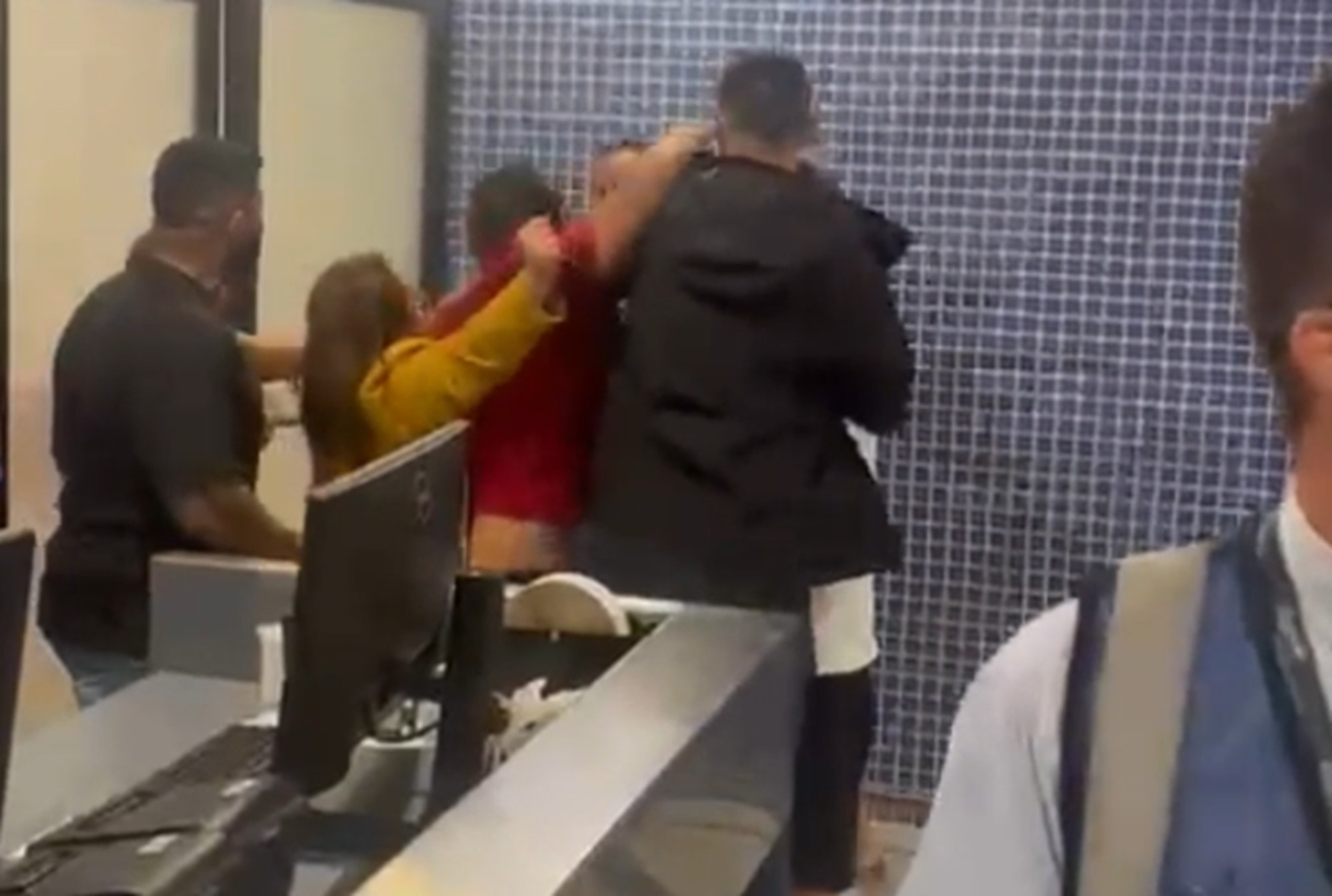 Passageiros brigam e se agridem no Aeroporto do Recife após voos para Noronha serem cancelados; VÍDEO