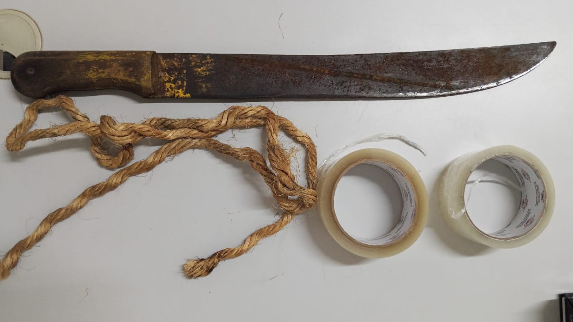 Mulher denuncia ser agredida, amarrada na cama com fita adesiva e estuprada pelo tio que estava escondido no quarto dela