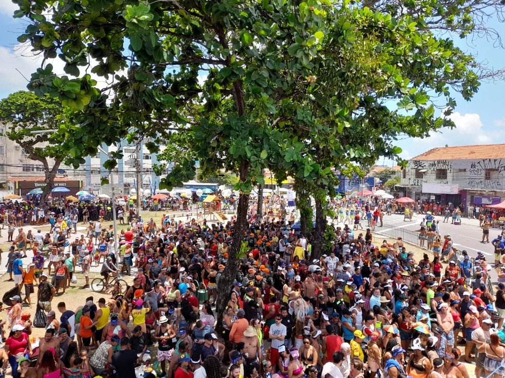 Bloco Virgens do Bairro Novo atraiu multidão neste domingo (23) em Olinda — Foto: Artur Ferraz/g1