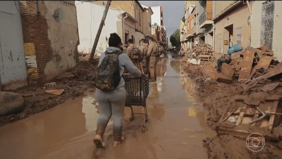 Enchentes na Espanha: moradores acusam governo de não ter emitido alertas da chuva em Valência — Foto: Reprodução/TV Globo