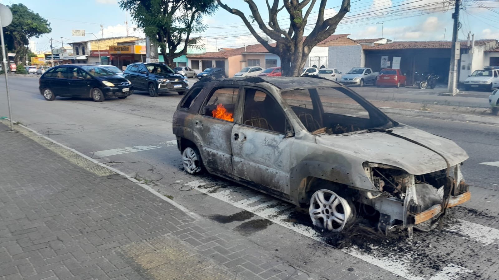 Carro pega fogo no túnel da BR-101 e fica destruído em Natal