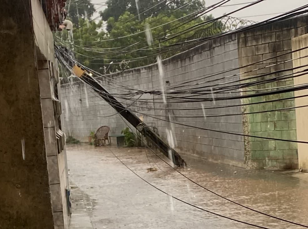 Poste cai durantes chuvas no bairro Jóquei Clube, em Fortaleza — Foto: Reprodução