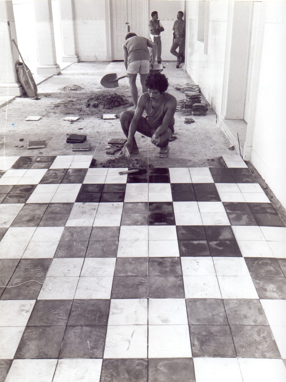 Substituição do piso de suásticas do Palácio da Redenção, em março de 1995 — Foto: Reprodução/Jornal A União/Arquivo/Antônio David