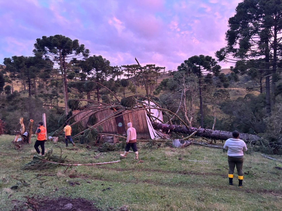 Tempestade atinge casa em São Joaquim — Foto: Prefeitura de São Joaquim / Defesa Civil