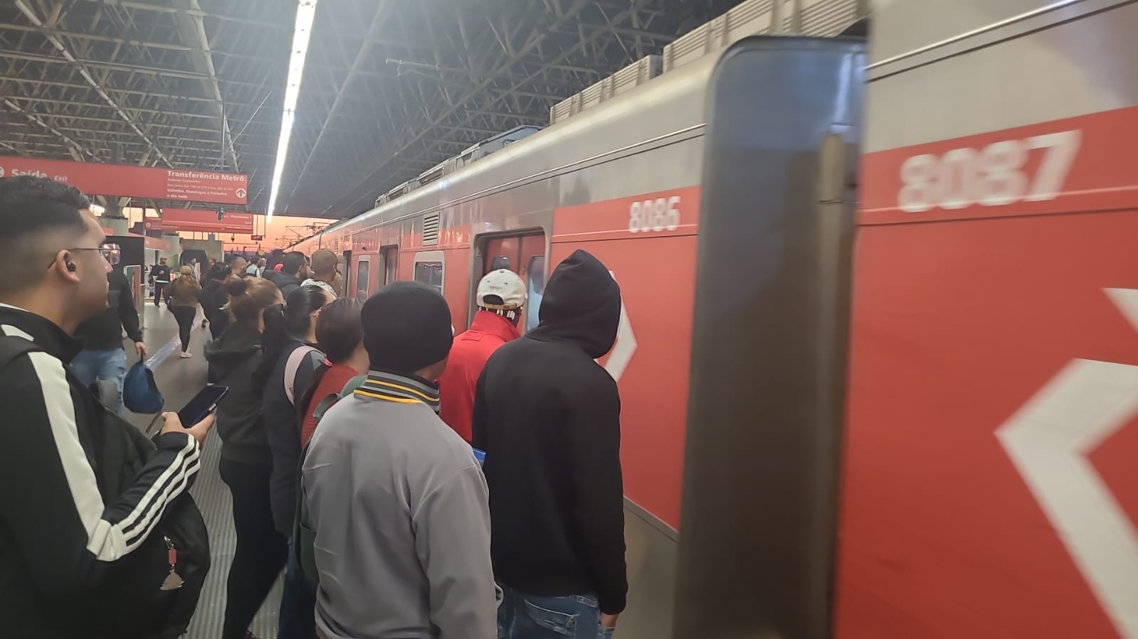 Falha em locomotiva de manutenção gera lentidão nas linhas 11-Coral e 12-Safira da CPTM; plataformas e trens estão lotados