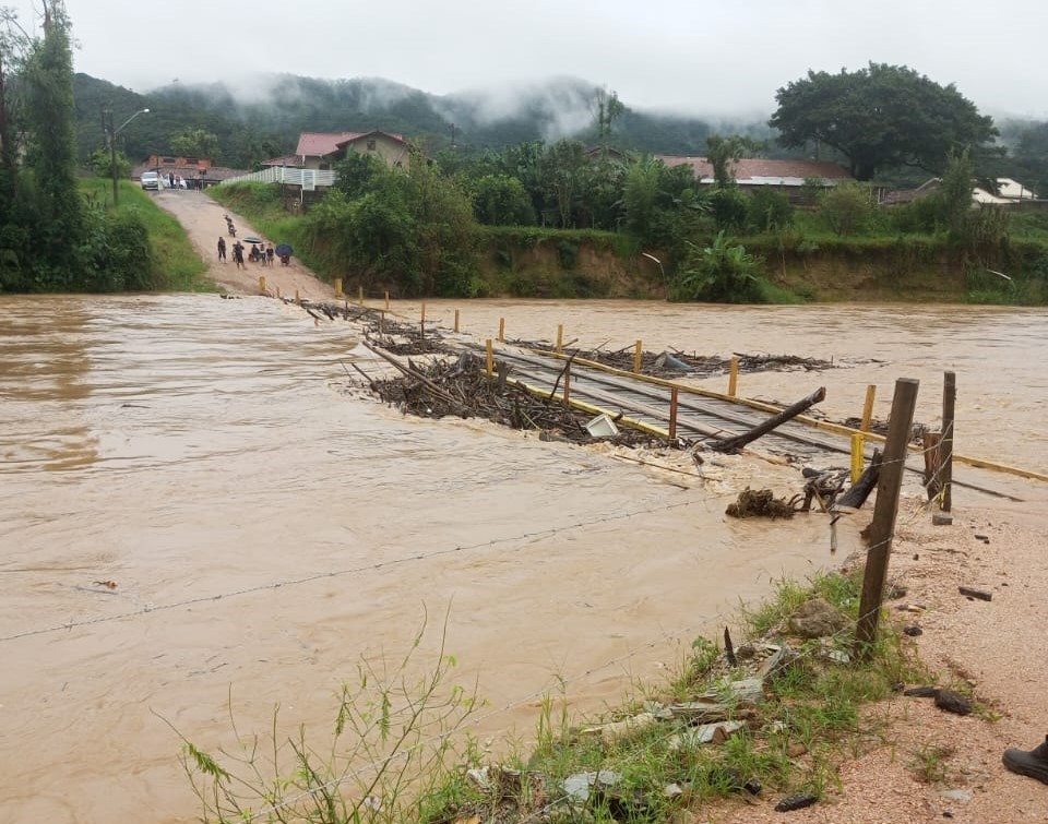 Enxurrada interdita ponte em cidade de SC; VÍDEO