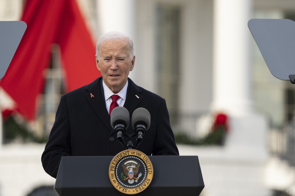 Presidente Joe Biden discursa na Casa Branca durante uma cerimônia sobre o Dia Mundial da AIDS com sobreviventes, suas famílias e defensores, neste domingo (1º) — Foto: Manuel Balce Ceneta/AP