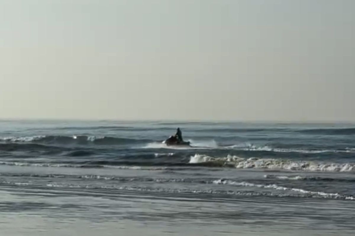 Turistas desaparecem no mar do litoral de SP e 98 são salvos; bombeiros realizam buscas; VÍDEO