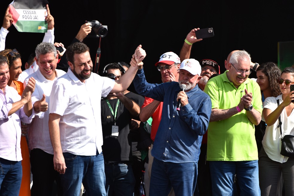 O presidente Lula e o pré-candidato a prefeito de SP Guilherme Boulos (PSOL) durante ato de 1° de Maio no estacionamento do estádio do Corinthians, em Itaquera — Foto: Roberto Casimiro/Fotoarena/Estadão Conteúdo