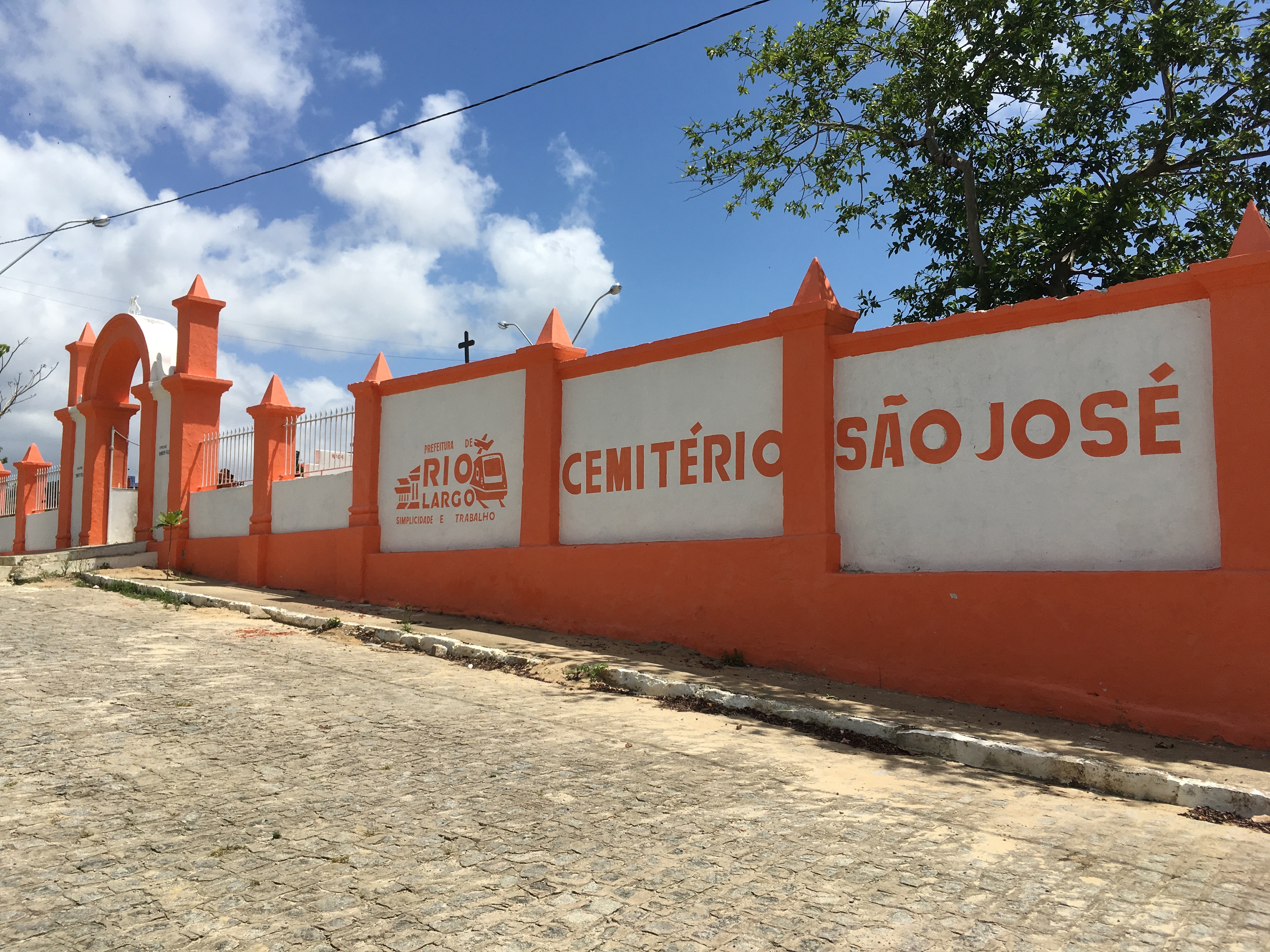Moto roubada é encontrada durante enterro de traficante em cemitério de Rio Largo