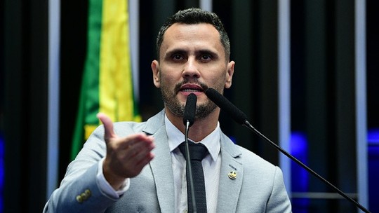 Cleitinho aparece à frente, seguido por Kalil, Patrus e Simões