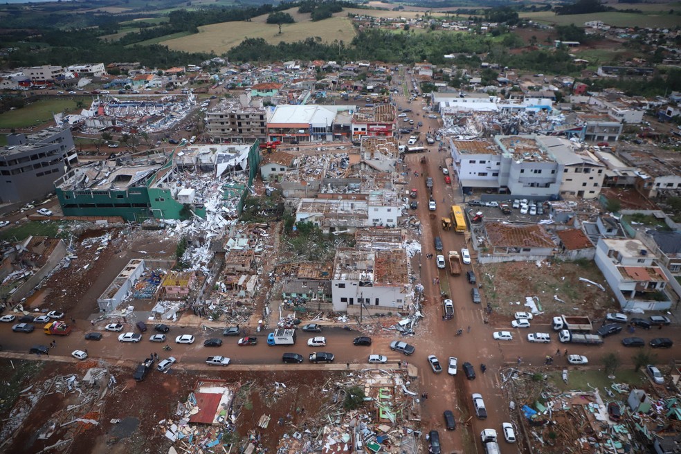 Imagens aéreas da destruição após passagem de tornado em Rio Bonito do Iguaçu, no Paraná — Foto: Reuters/via Governo do Estado do Paraná
