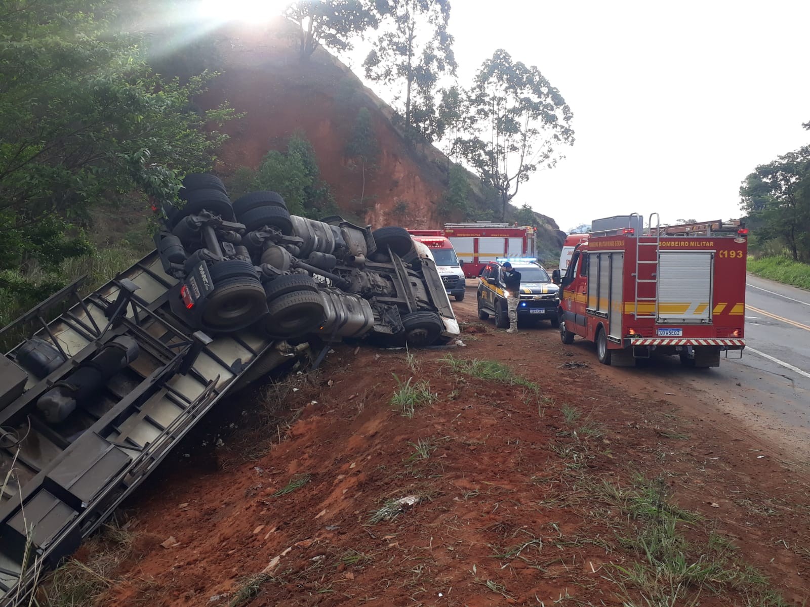 Motorista morre após carreta tombar em curva da BR-262, em Manhuaçu