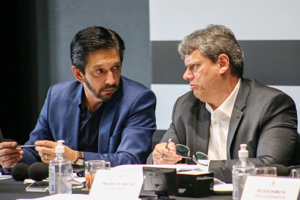 O governador de SP, Tarcísio de Freitas (Republicanos), ao lado do prefeito da cidade de São Paulo, Ricardo Nunes (MDB), em reunião do Palácio dos Bandeirantes, em janeiro de 2023. — Foto: Divulgação/GESP