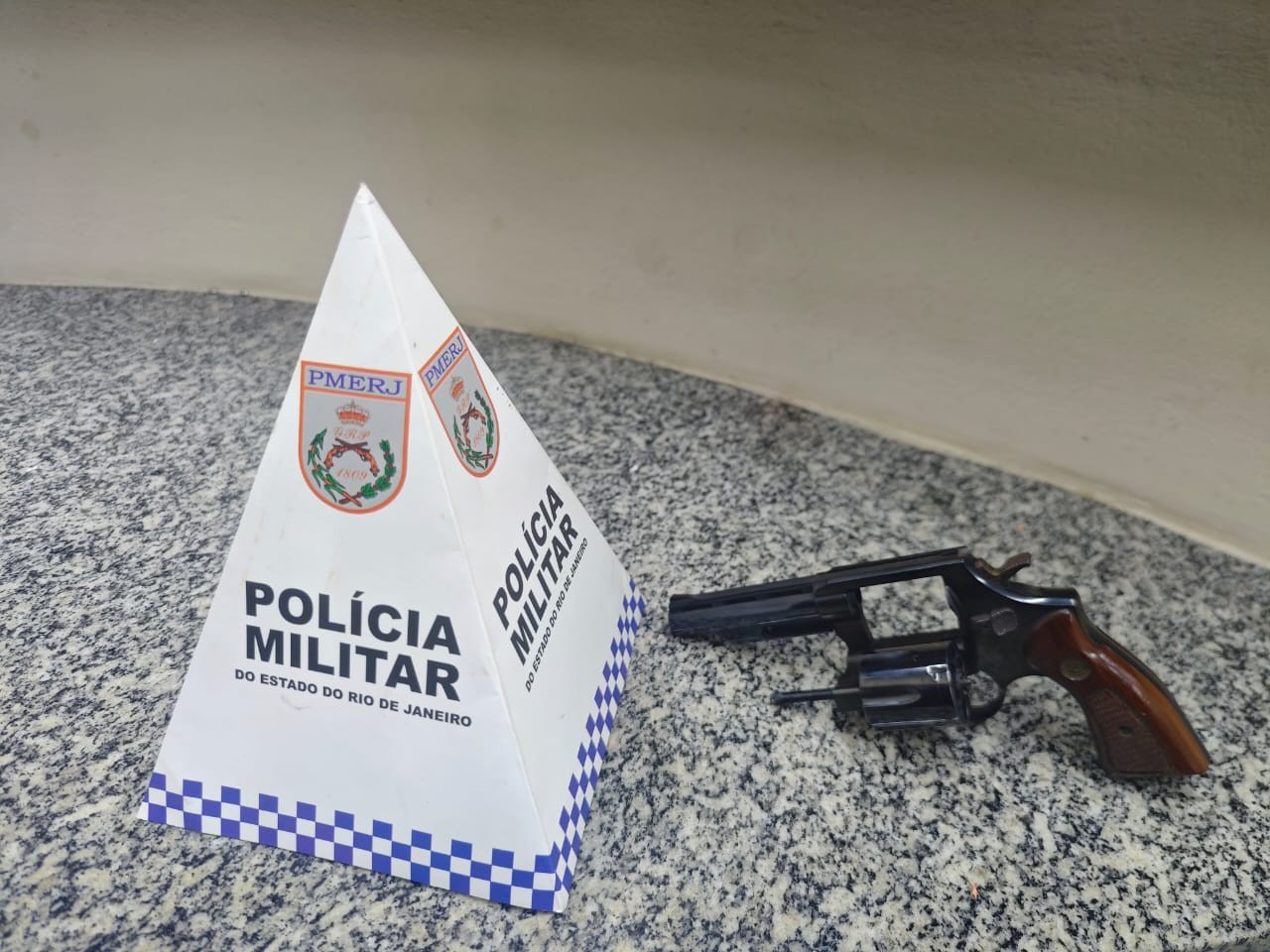 Homem é preso por ameaçar a companheira com arma em Paraty