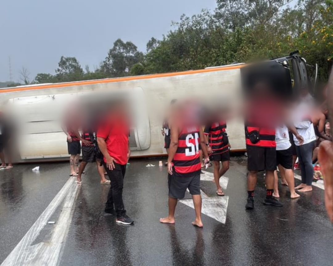 Ônibus com torcedores do Flamengo tomba na Via Dutra e deixa 16 pessoas feridas, em Barra Mansa