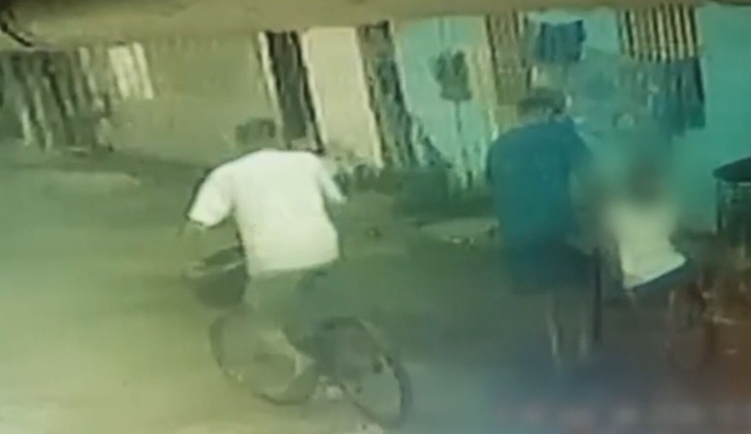 Vídeo mostra criança sendo assaltada no caminho para escola no Recife