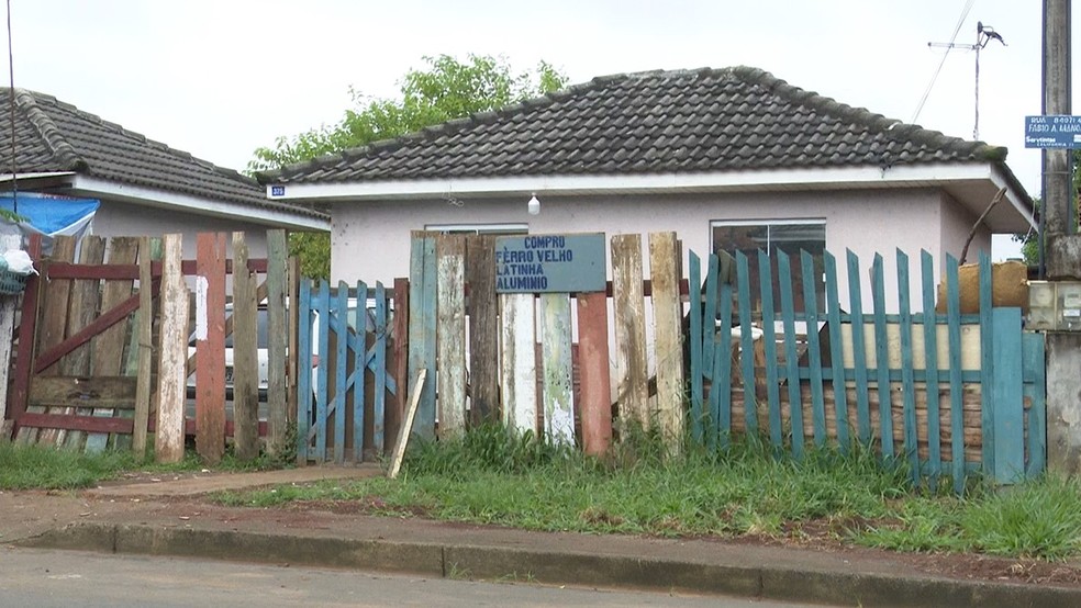 Mãe e filha foram encontradas mortas dentro de casa — Foto: Fábio Ângelo/RPC