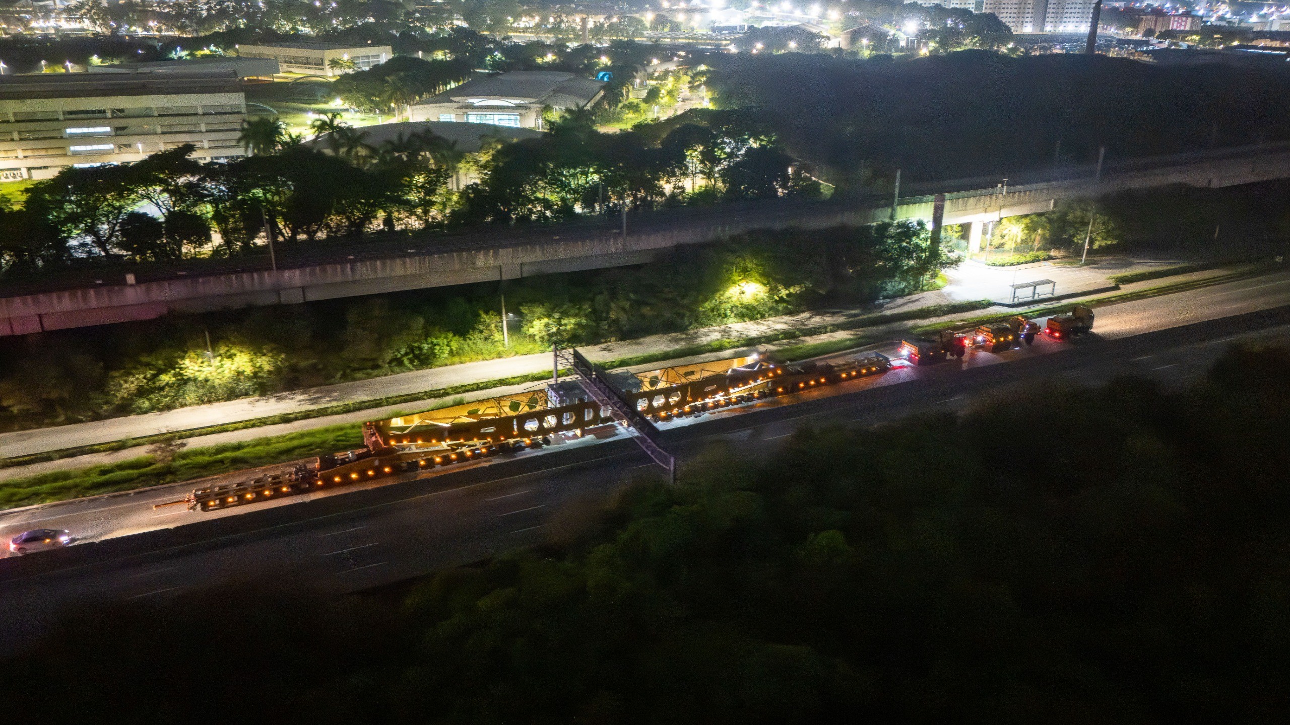 Carga gigante passa por Guararema e afeta trânsito na Ayrton Senna nesta quarta-feira