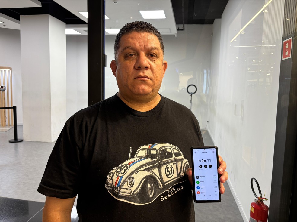 Cristiano Barbosa afirma que foi enganado ao ser informado de que receberia cerca de R$ 300 todo mês. — Foto: Darlan Helder/g1