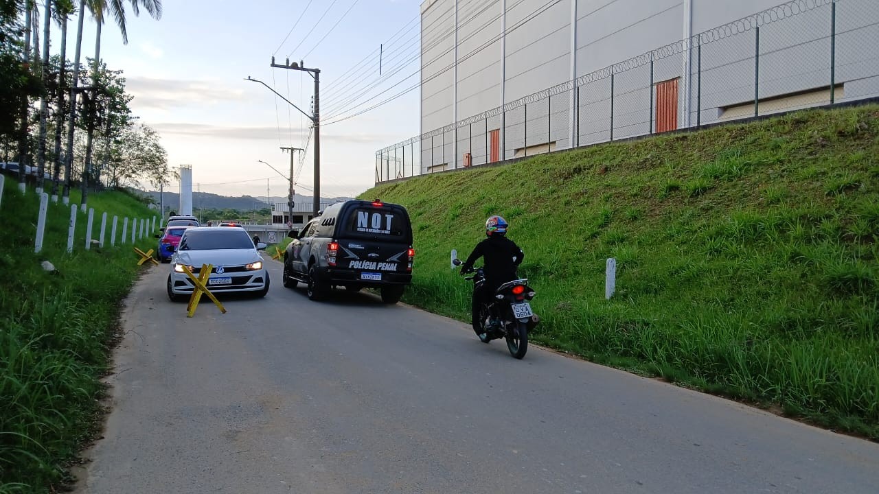 Agente é feito refém por presos na Penitenciária Masculina de Itajaí