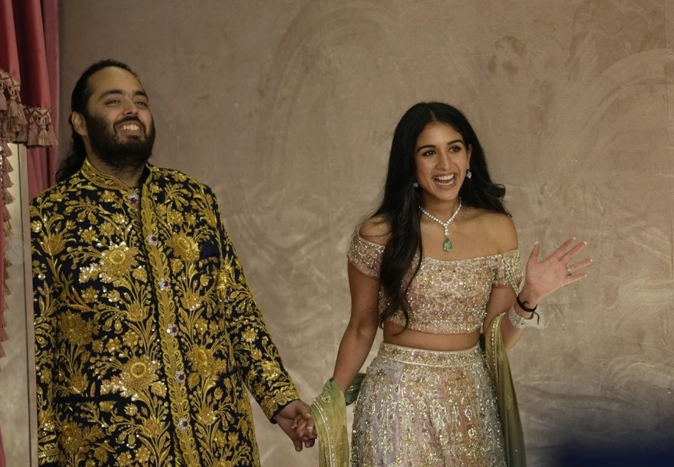 Anant Ambani, à esquerda, e Radhika Merchant posam para fotógrafos durante cerimônia de pré-casamento — Foto: Rajanish Kakade/Arquivo/AP