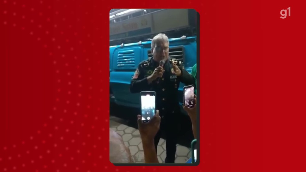 Homem com farda faz discurso em que diz que vai 'pegar na arma' e ameaça militantes do PT e do PSOL — Foto: Reprodução