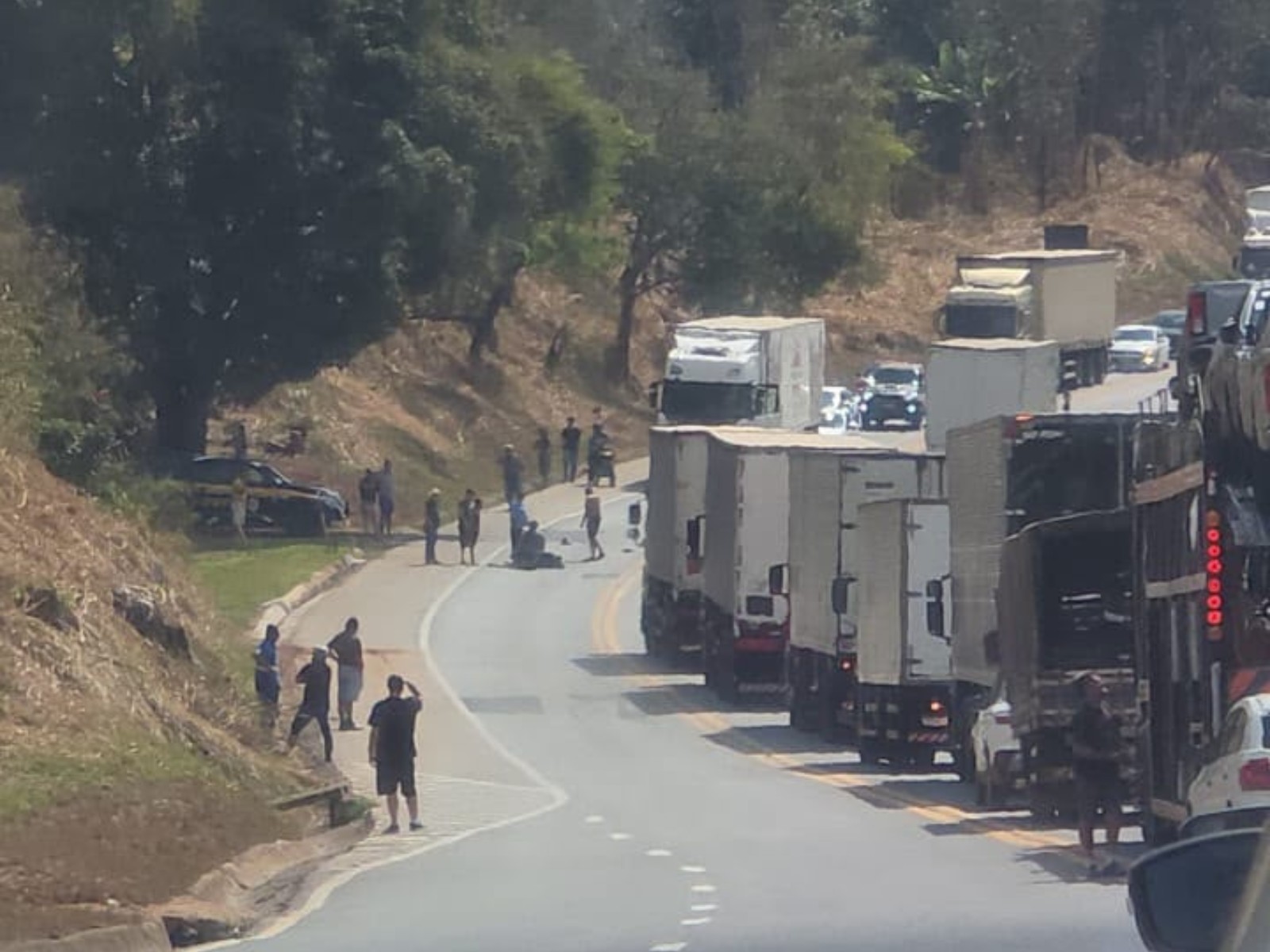 Motociclista morre após atropelar policial rodoviário federal durante blitz na BR-116, em Inhapim