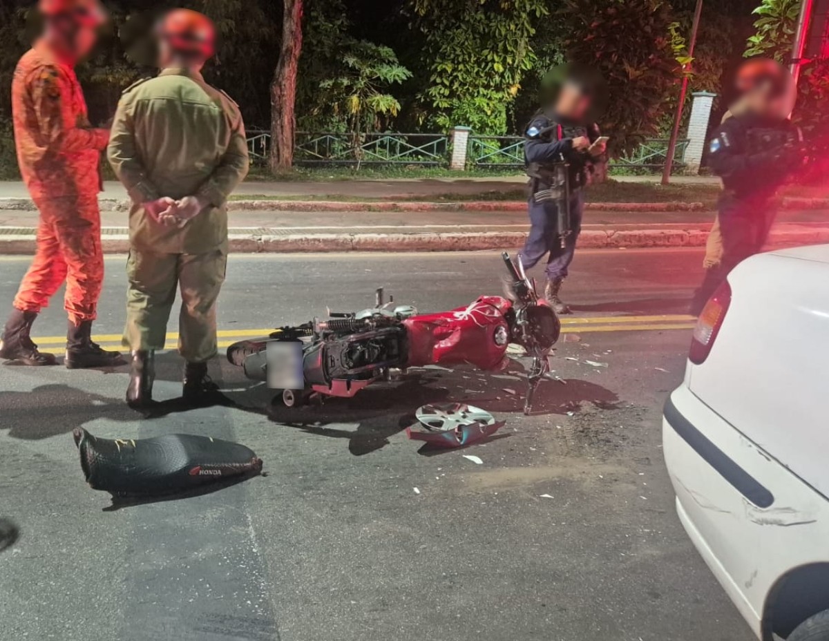 Motociclista sem habilitação fica ferido após bater moto em carro em Volta Redonda