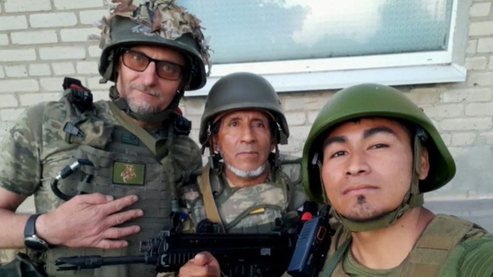 Mindaugas Lietuvninkas (à esquerda) diz que, ao lutar na Ucrânia, está protegendo a Lituânia — Foto: MINDAUGAS LIETUVNINKAS