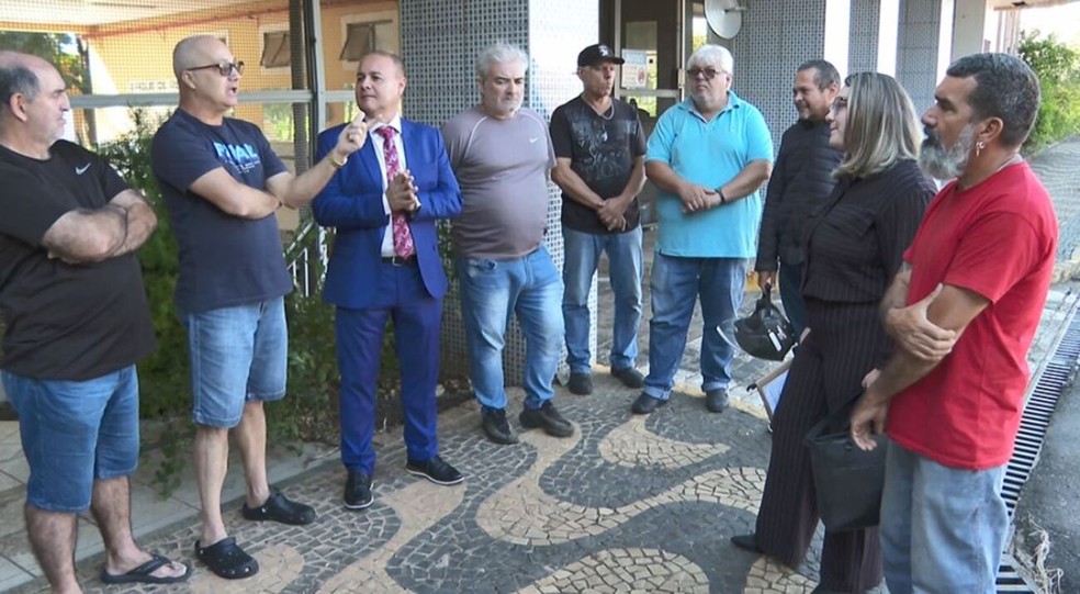 Funcionários de cerâmica cobram direitos trabalhistas na Justiça em Porto Ferreira — Foto: Ely Venancio/EPTV