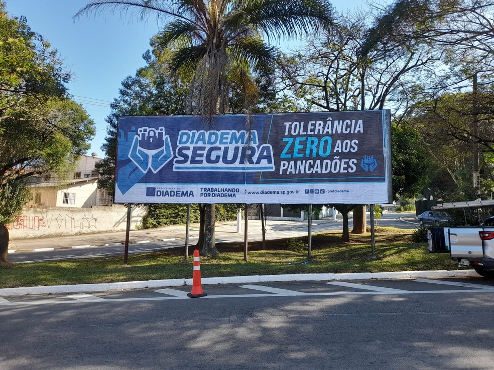 Outdoor espalhado pelas ruas de Diadema informando o programa de 'tolerância zero' da prefeitura contra os bailes funks na cidade. — Foto: Divulgação/PMD