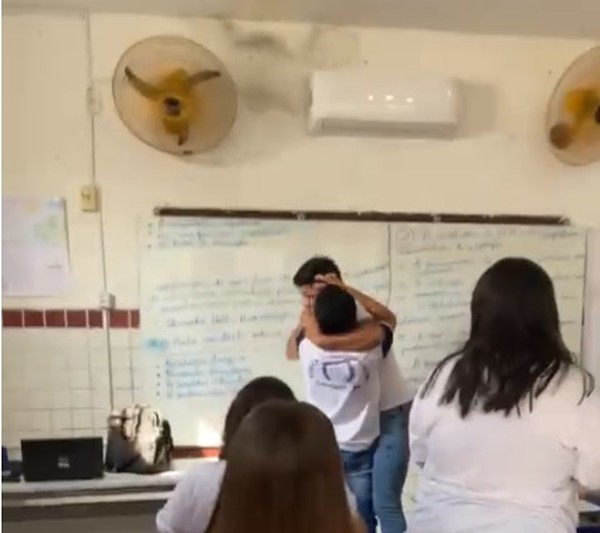 Professor e aluno trocam socos dentro de sala de aula em escola no Sertão da Paraíba. — Foto: Reprodução/TV Cabo Branco