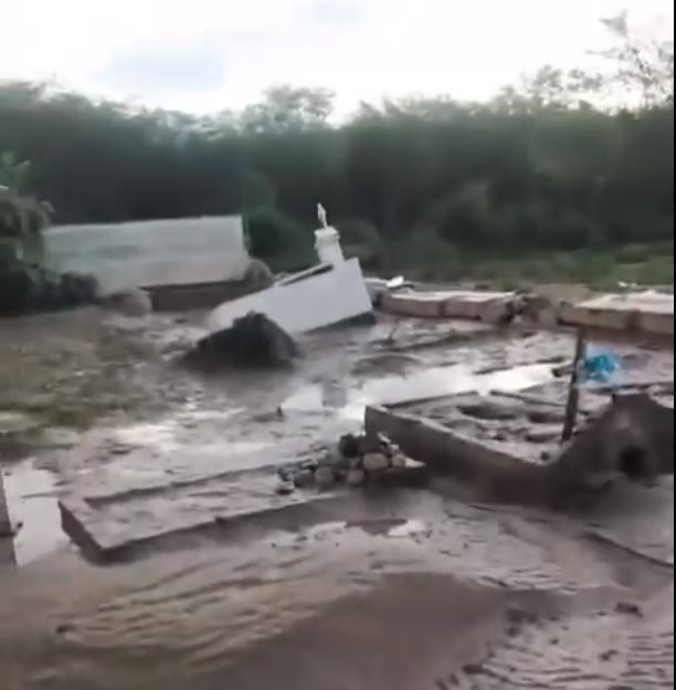 Cemitério público fica destruído após chuvas e transbordo de rio no interior do RN