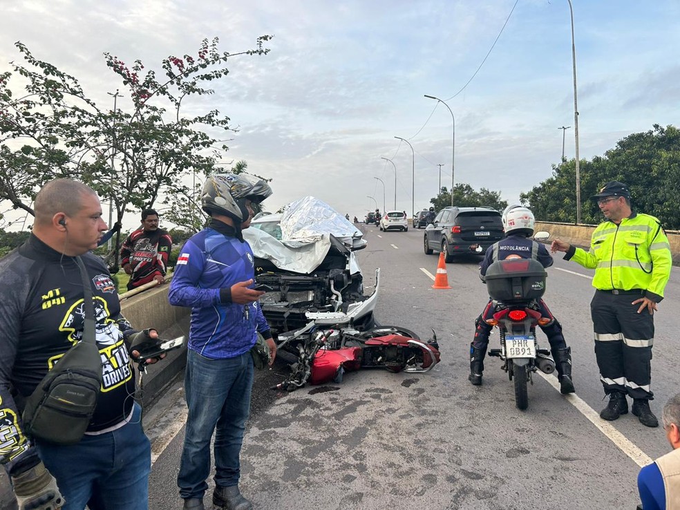Mototaxistas não aceitaram tentativa de suborno, e mantiveram o casal na área do acidente até a chegada dos policias. — Foto: Jucélio Paiva/Rede Amazônica.